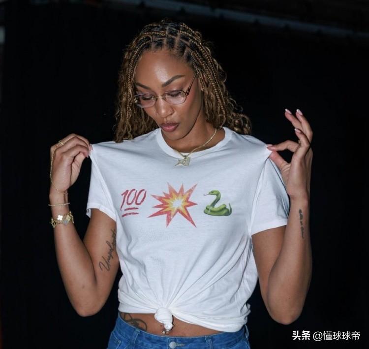 终于在女朋友面前硬气了，阿德巴约女朋友穿上了83分定制T恤！

阿德巴约一场83