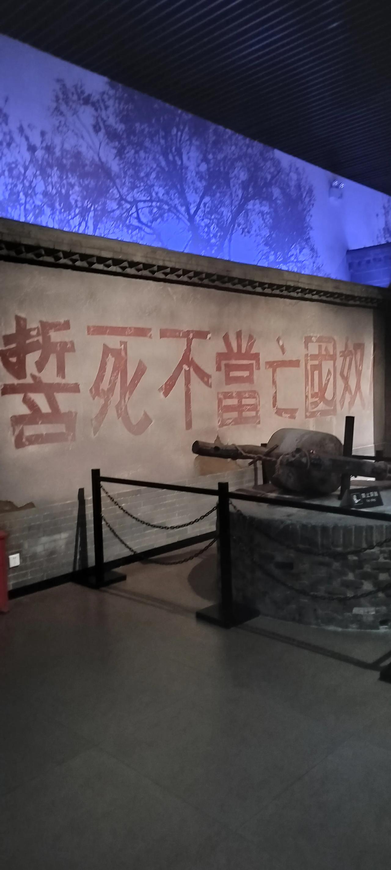 周日带着我妈去了冉庄地道战，想去看看当年抗日英雄经历过的地方，
那些地道都是经过