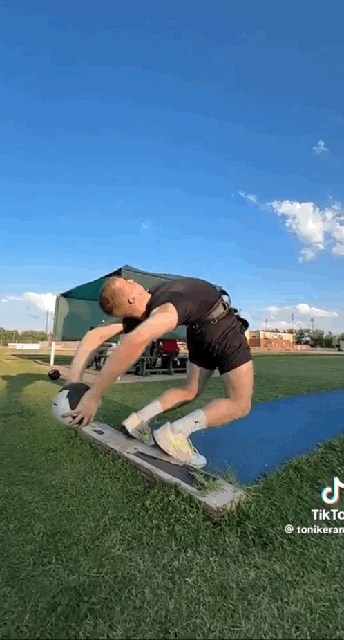 约老师：你防了23.9秒又怎么样？
约基奇这记海底捞可谓是神来之笔，压哨打进三分