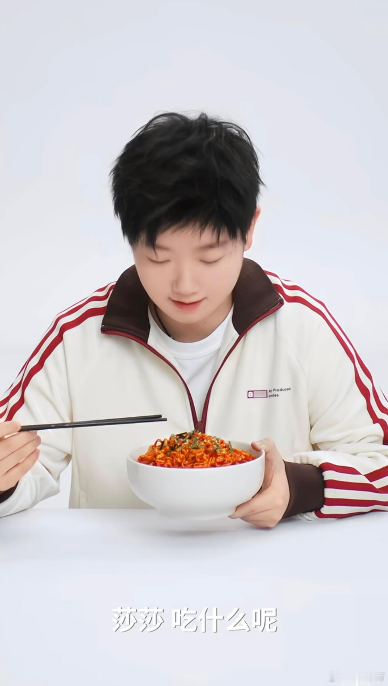 爱吃面的莎莎，看这火鸡面也无从下口吧第一次看莎莎在食物面前一点都不主动 