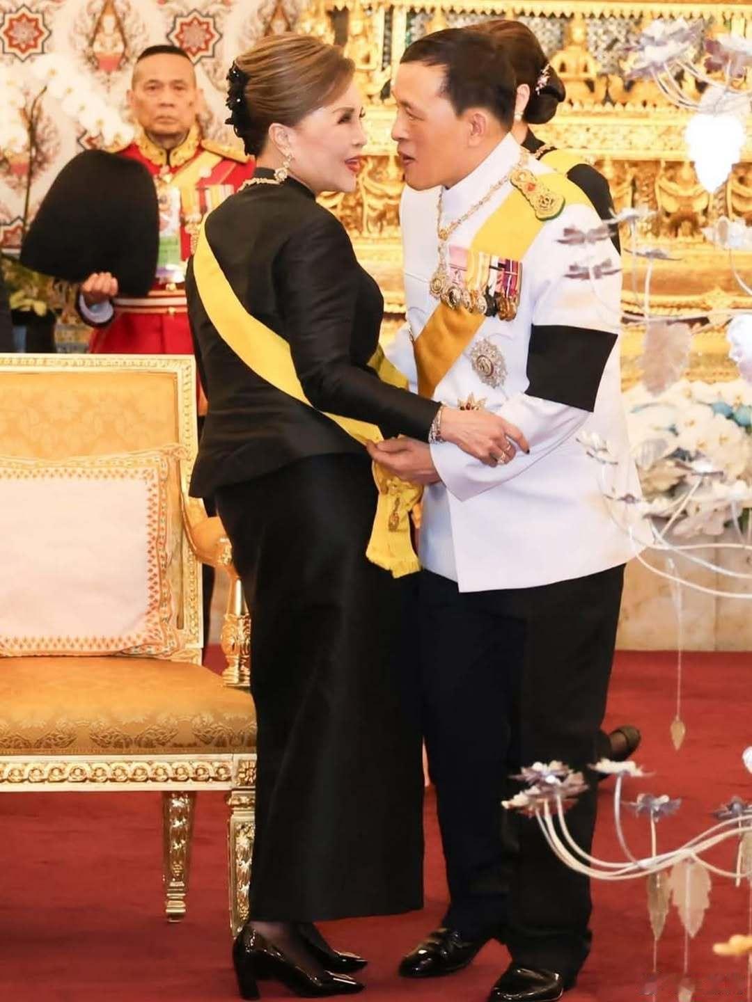 泰国王室 🇹🇭10月30日，王室成员们继续为诗丽吉太后守灵。泰国诗丽吉王太后