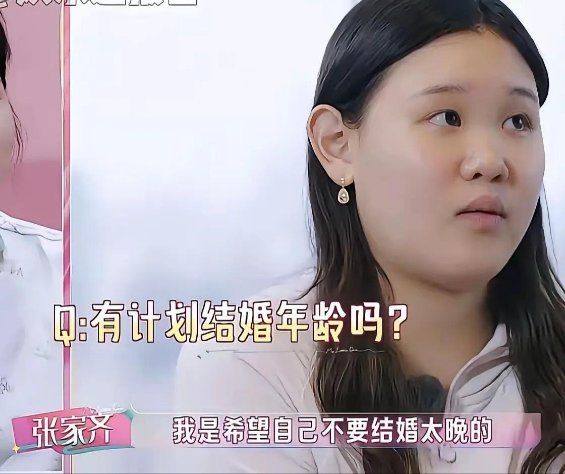 张家齐对于妈妈管着自己的三张银行卡，感觉也不是多满意，对着采访自己的人说，小时候