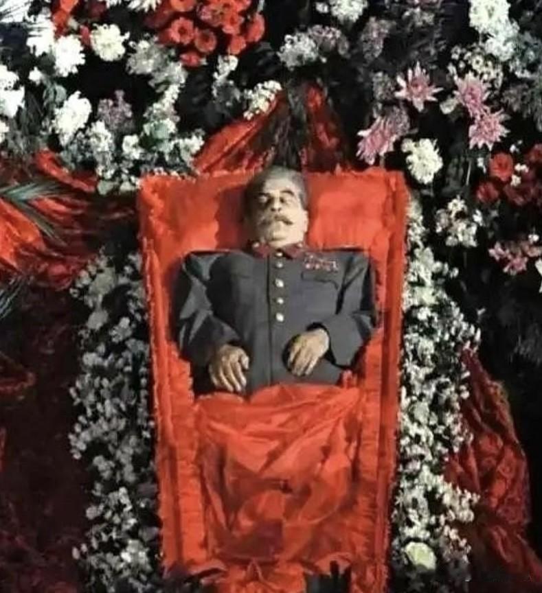 最狠的羞辱，不是把他从水晶棺里拖出来。也不是换上一口廉价的木头匣子。是围着他的尸