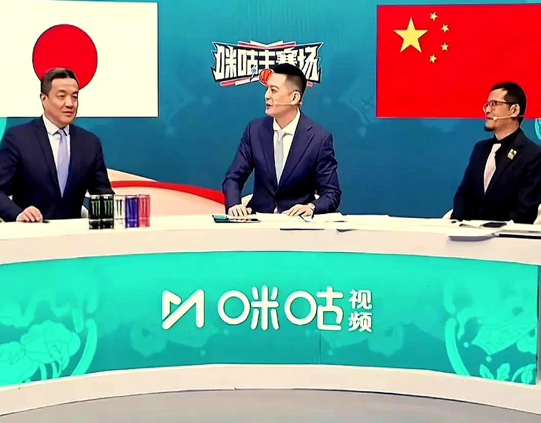 上半场落后15分，解说席直接开炮：这防守是来旅游的？
 
杨毅把战术板敲得砰砰响