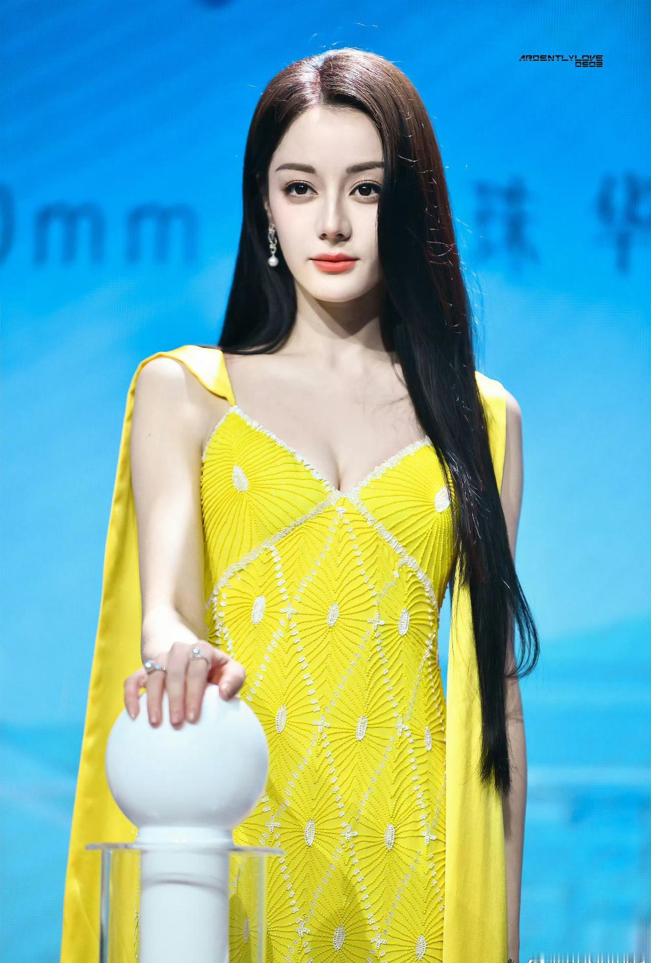 热巴明晚飞广州呀
期待美神
不知道这次会是什么样的漂亮造型呢 ​​​