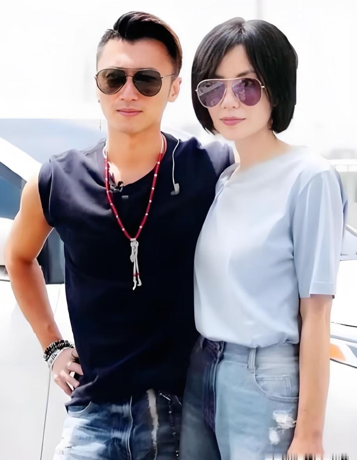 谢霆锋身边，王菲的笑容里藏着一个“惊人秘密”：她从未对李亚鹏展露。
曾经的“天后