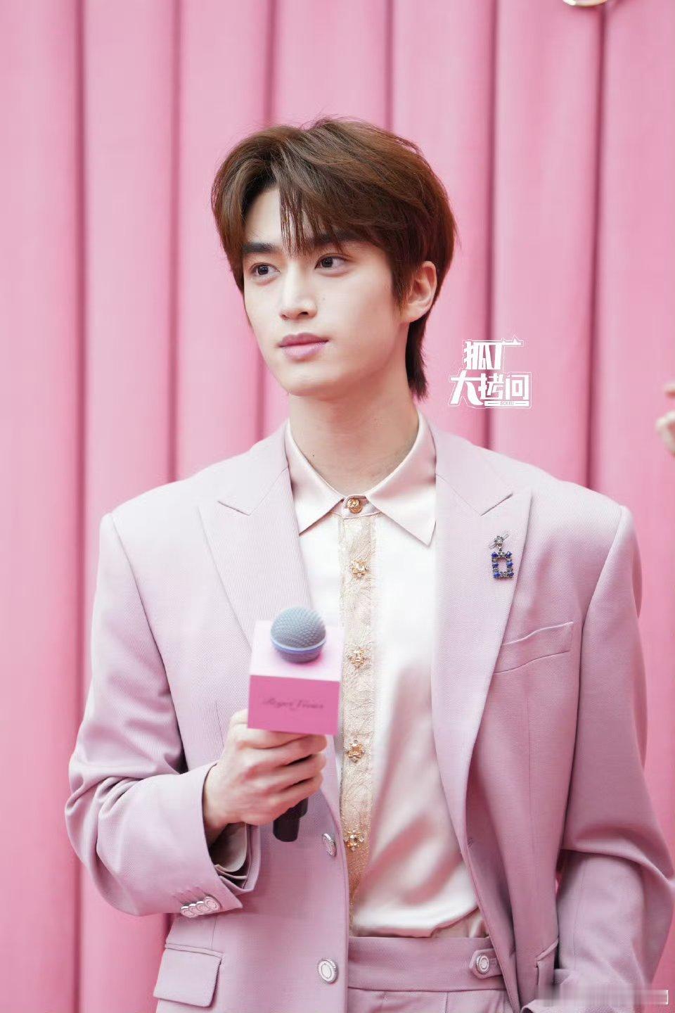 张康乐有在练跳舞张康乐杭州RV线下活动，说自己有在练跳舞，可太期待了！张康乐说自