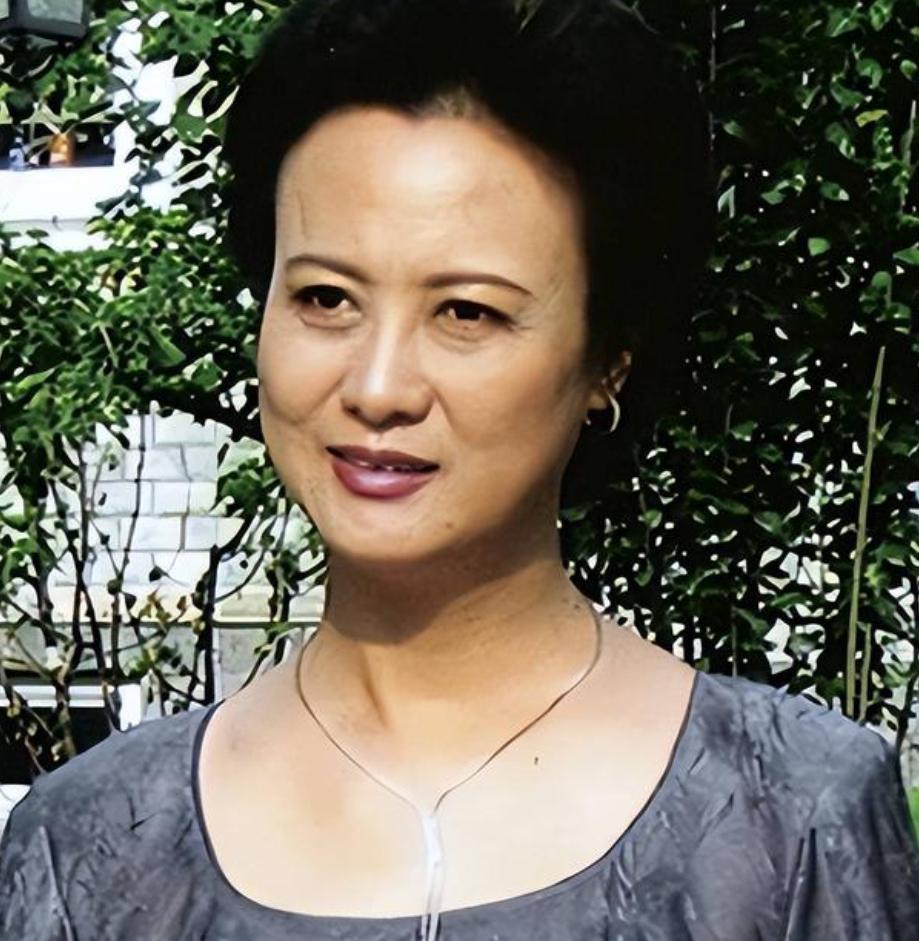 她一生坎坷，照顾疯母嫁给渣男，临终将31岁儿子托付海清
娱乐