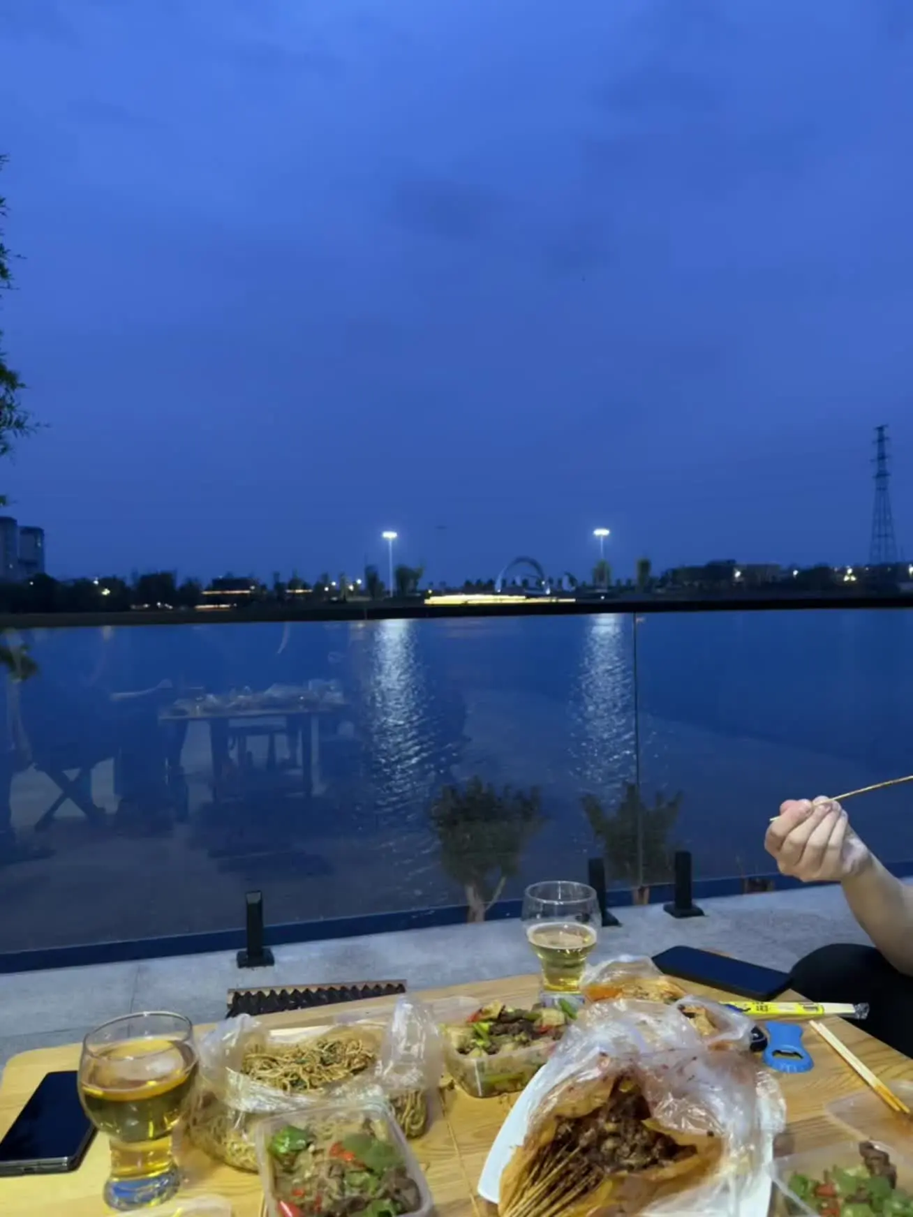 院子里的花开了 健身房也弄好了 还缺个沙发😌还用去洱海么 这样哈酒也不错😌
