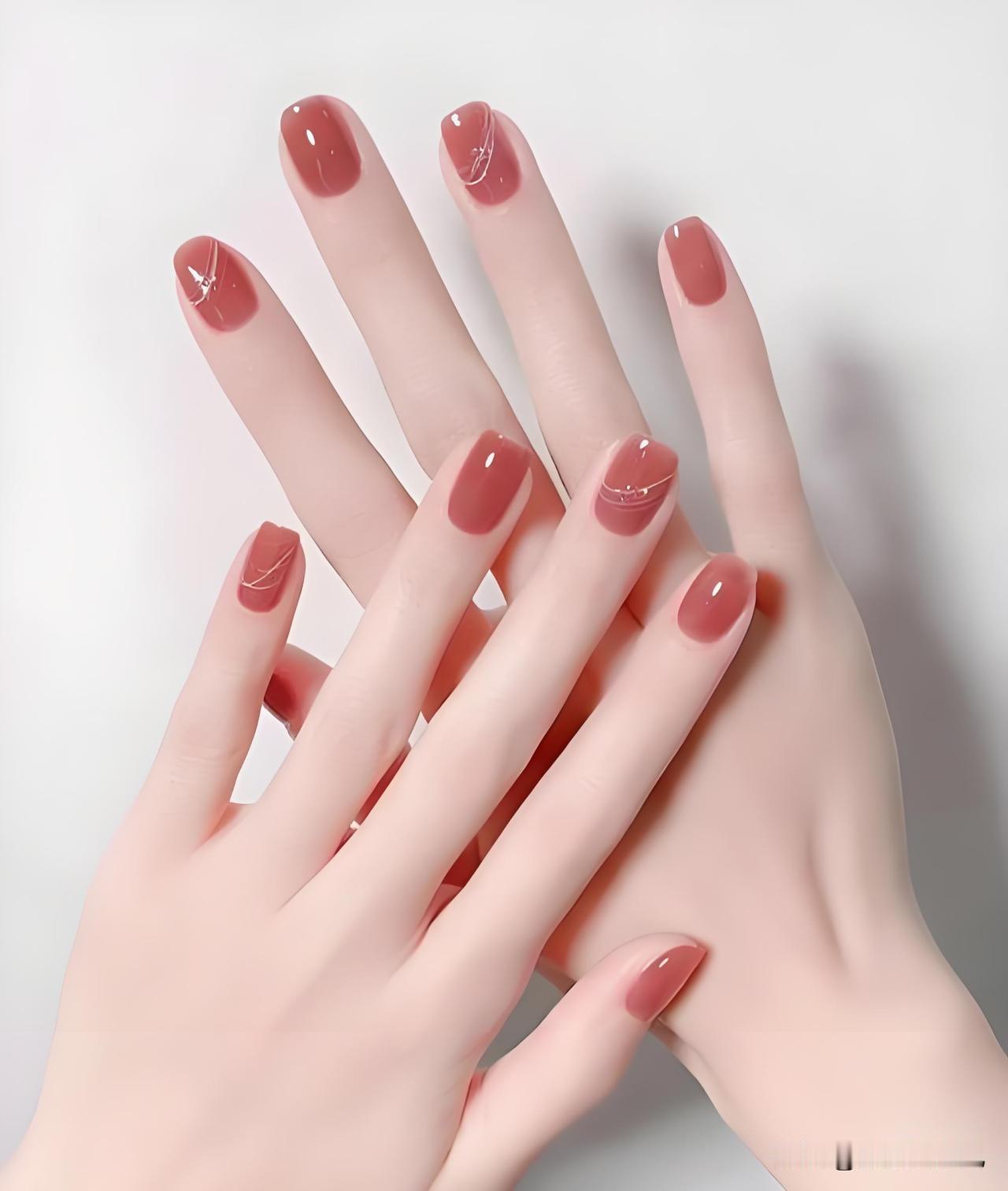 媳妇把美甲取了，看着那么的别扭呢。有的时候看着也别扭，现在光秃秃的，更不好看了。