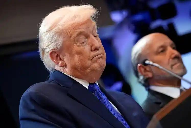 特朗普封锁霍尔木兹，拦船却拦不住钱，美国民众先扛不住了？

特朗普连夜放话，派美