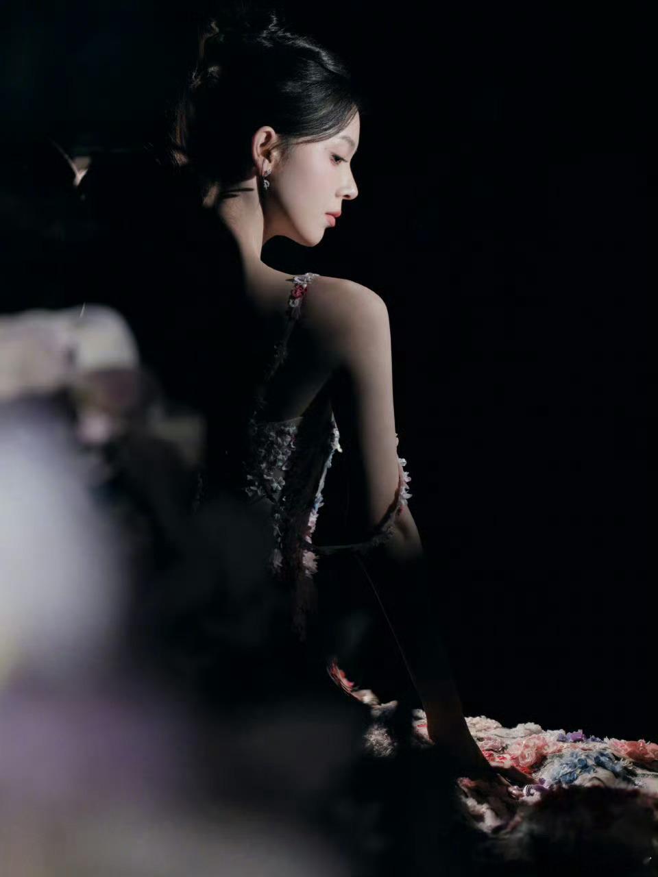 陈瑶完全是公主级别 救命！陈瑶这身造型是偷了人鱼族的镇族之宝吧？裙摆荡漾着深海极