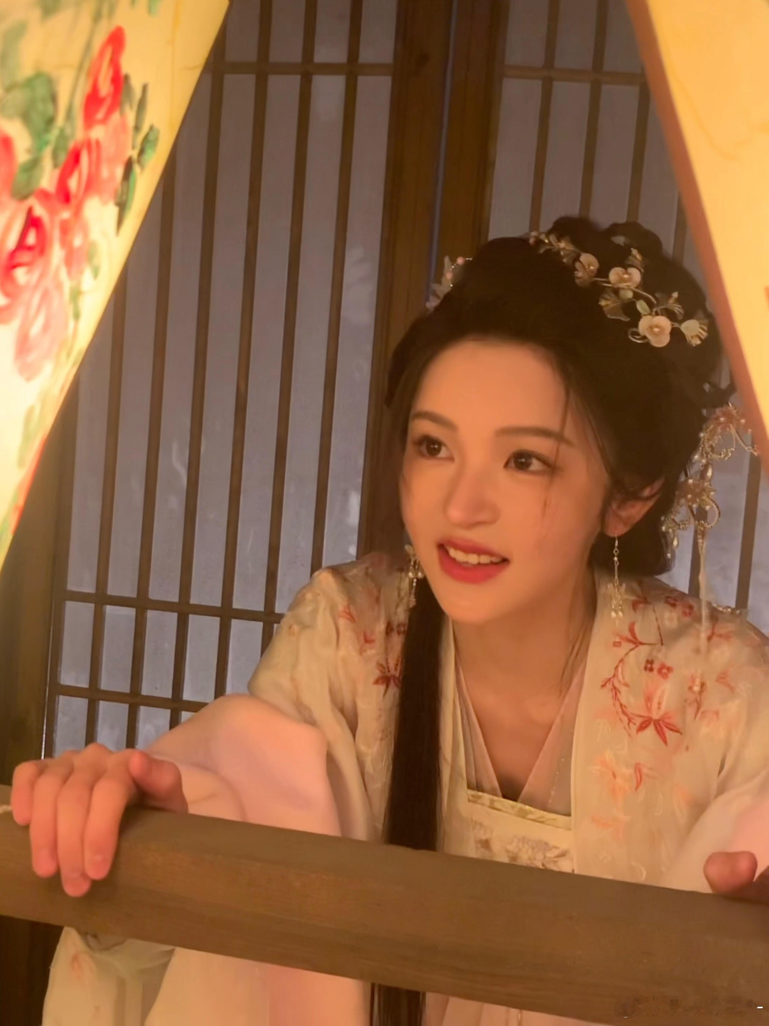 饶嘉迪的脸终于清晰了这次的表演让更多人注意到饶嘉迪的独特魅力，高清镜头下的她完全