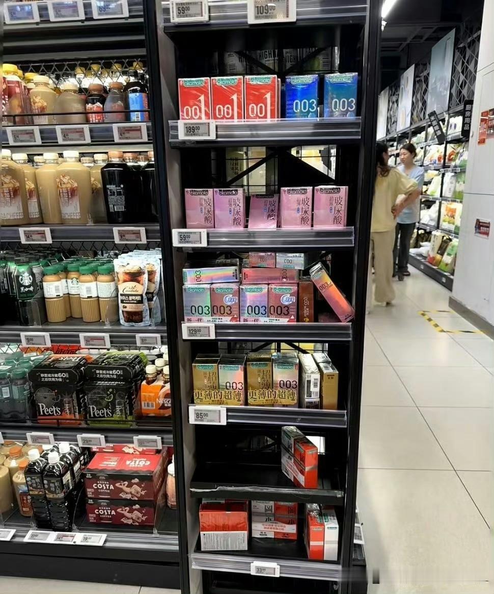 巴威来袭，江浙沪超市的避孕套被抢购一空。
有网友调侃到：屋外狂风大作，屋内疯狂大