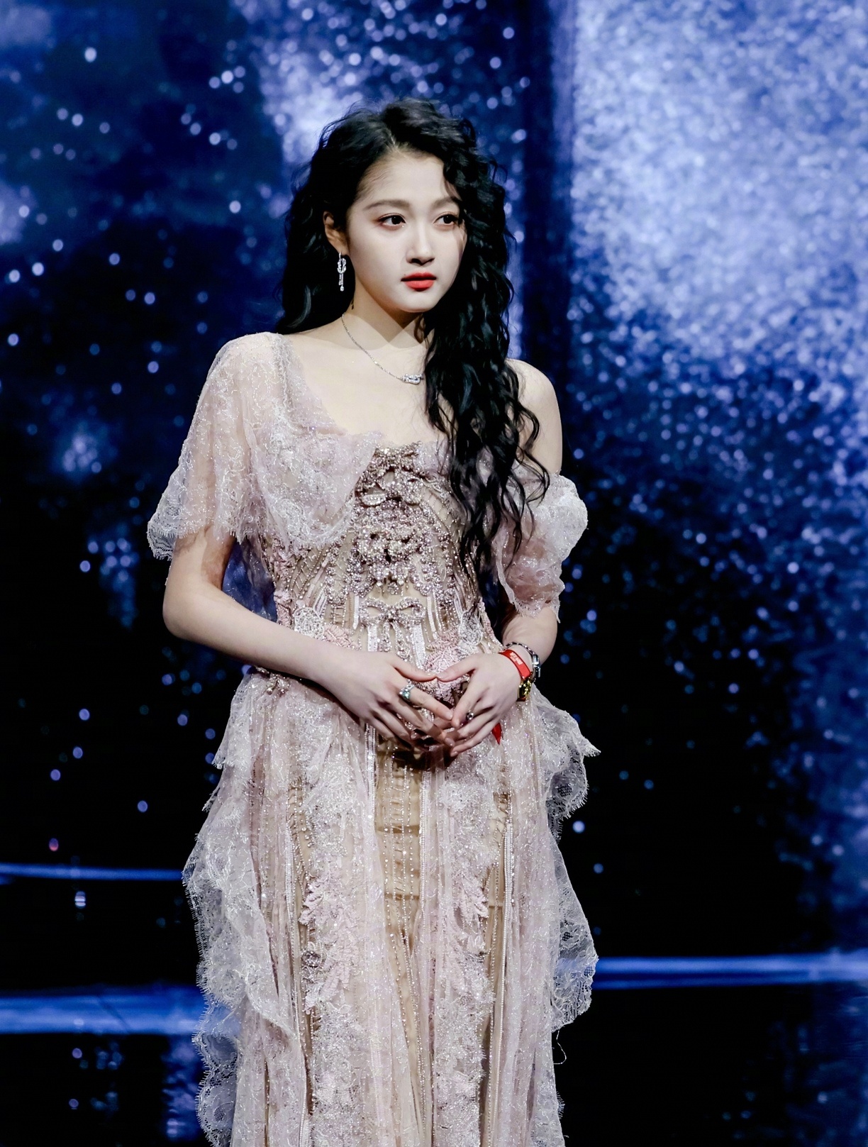 关晓彤的妆造正确 此女状态怎么这么好，微博之夜红毯从头到脚都完美🥰 