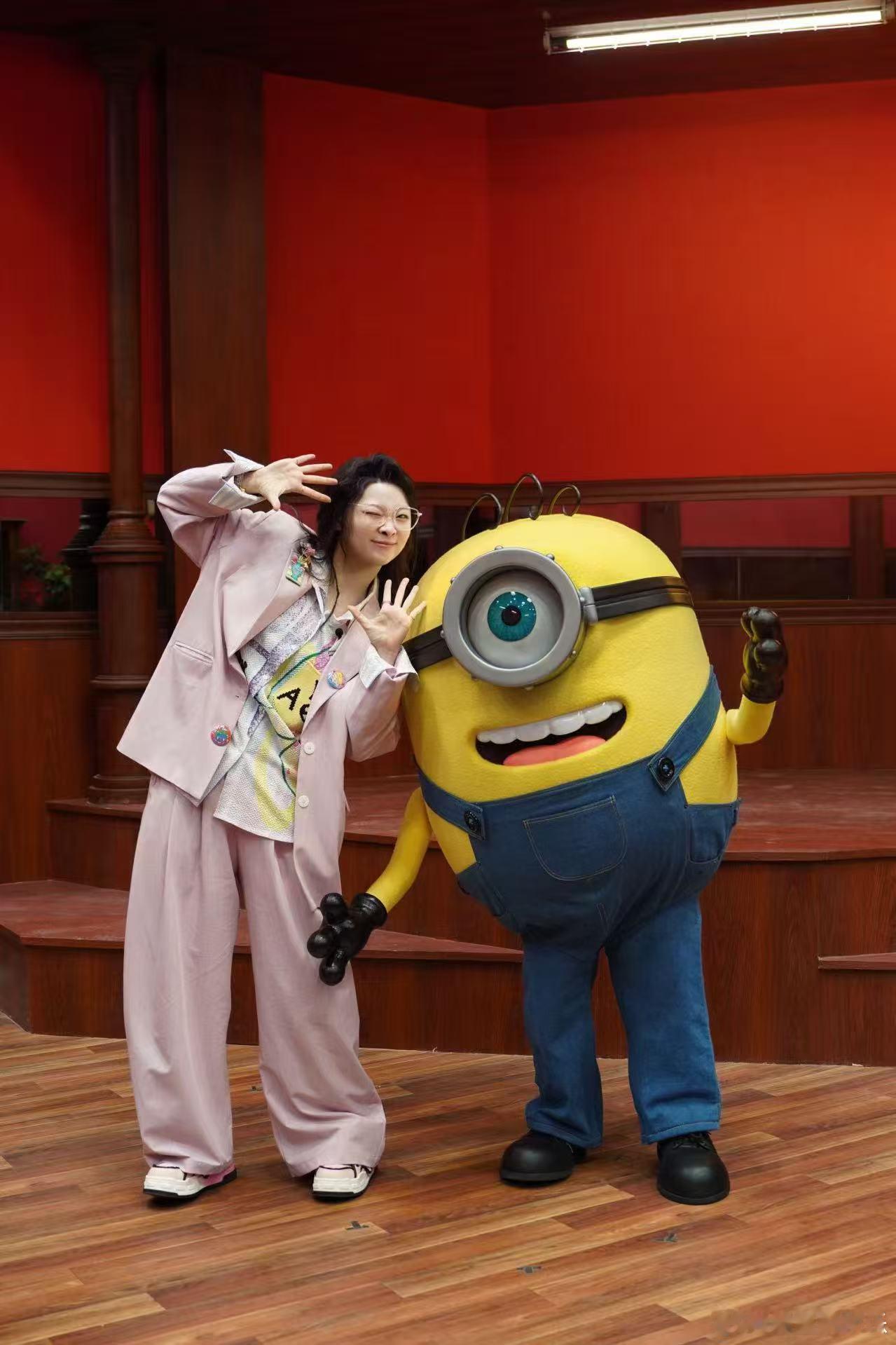 没看过小黄人的不知道他在干什么小黄人与大怪兽😂全程靠肢体动作和怪声推进剧情，路