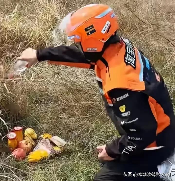 清明节到了，今天去上坟看到一个外卖小哥对着一座坟祭拜。听说这都是身在外地不方便回