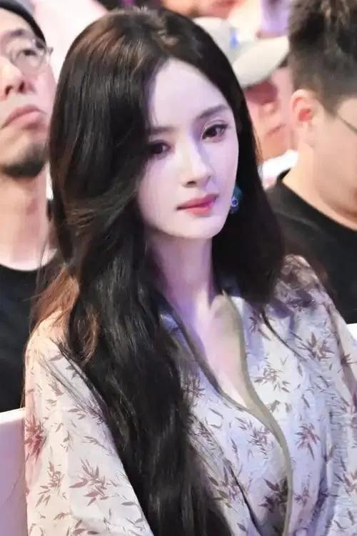 杨幂摔倒瞬间展现出强大的心理素质和专业素养，这般从容不迫，尽显明星风范