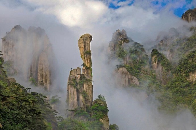 坐落江西的三清山揽尽山河秀丽风光奇石云海与苍松交织出独特景致堪称国内山水风光里难