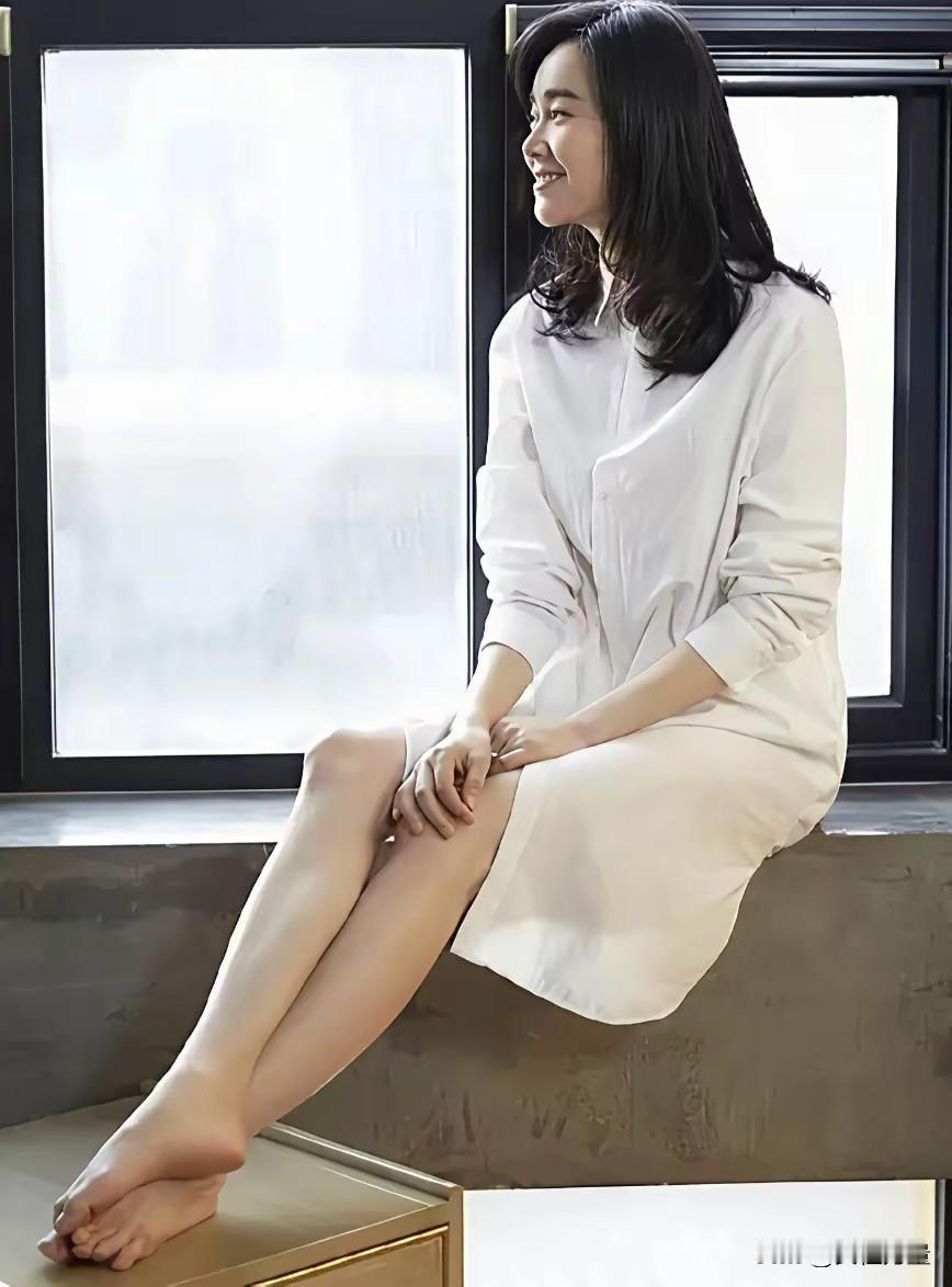 她不刻意凹造型，也不用精致的鞋子撑场面，就那样坦然地露出双脚，把自己完全交付给当