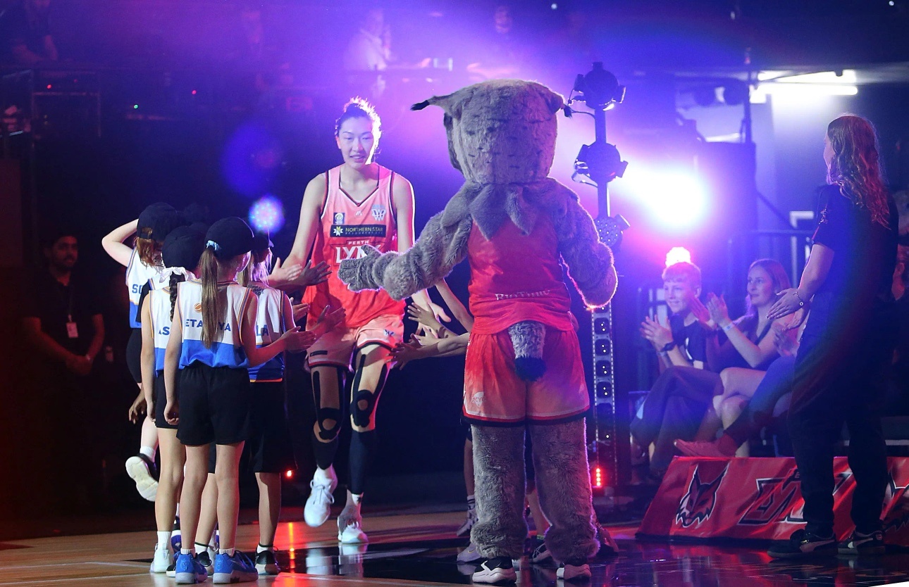 中国女篮名将韩旭，上演加盟澳大利亚女篮联赛珀斯山猫队的首秀，贡献19分。 