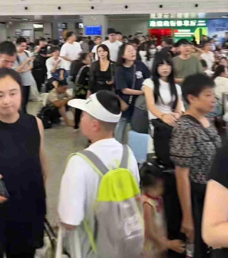 实拍宜宾高铁站现场，地震后线路安全排查，高铁临时延误，候车大厅人山人海。
 
