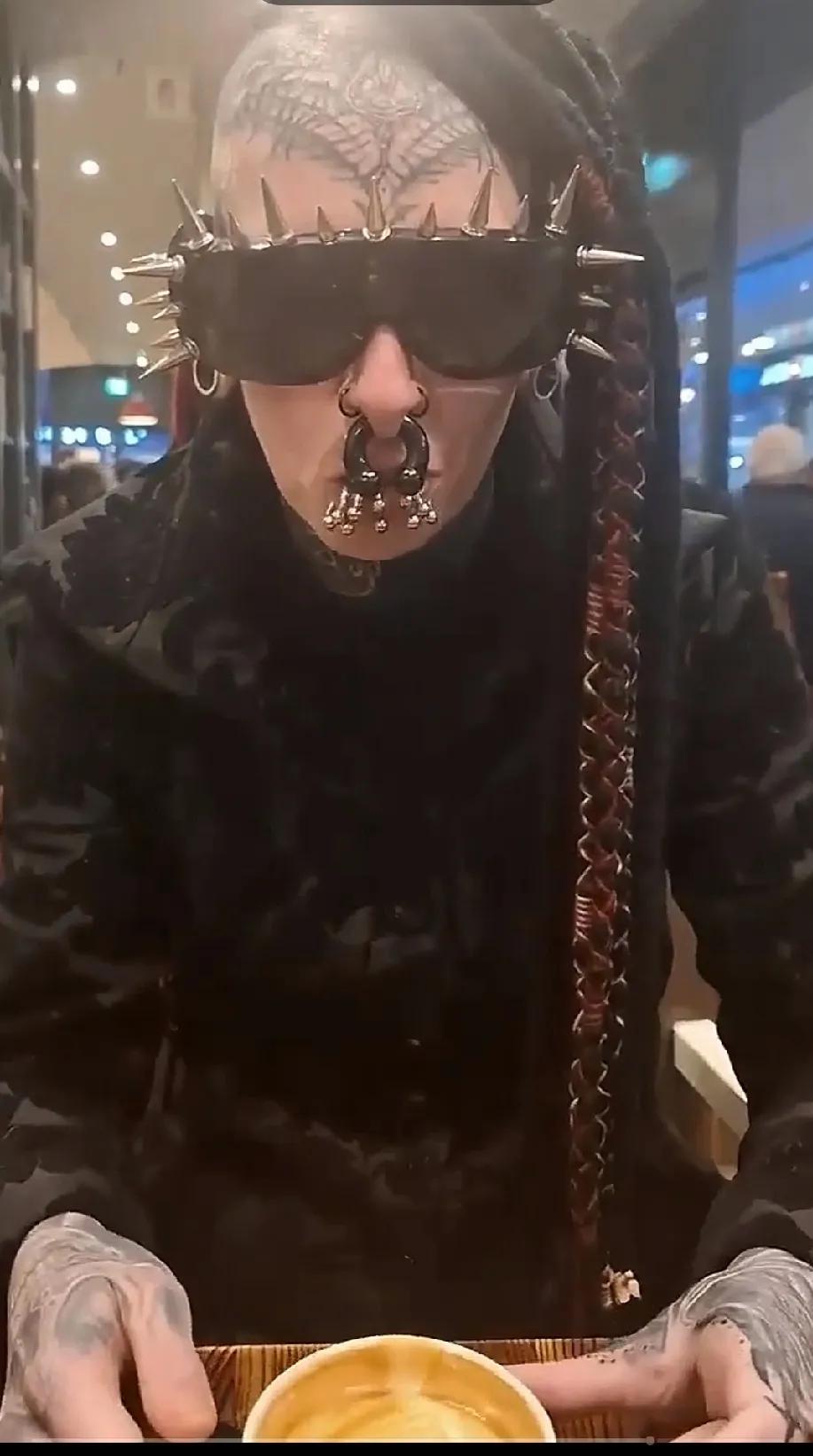 好好的人，非要整成牛魔王，纹身这么多，鼻子，耳朵打这么多的孔，痛不痛啊。
鼻子前