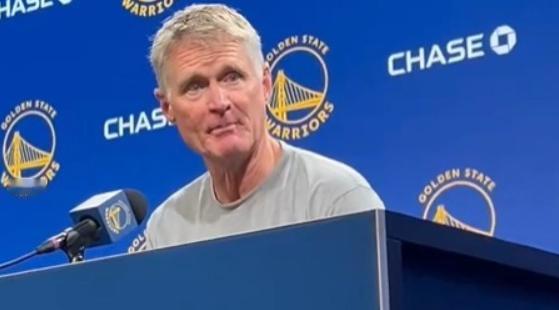 NBA季前赛，国王对阵勇士的比赛中，出现了奇葩的一幕。第一节比赛还剩下不到2分钟