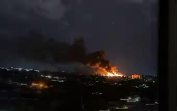 乌克兰无人机袭击卢甘斯克（俄占区），当地一处设施随即爆发大规模火灾。