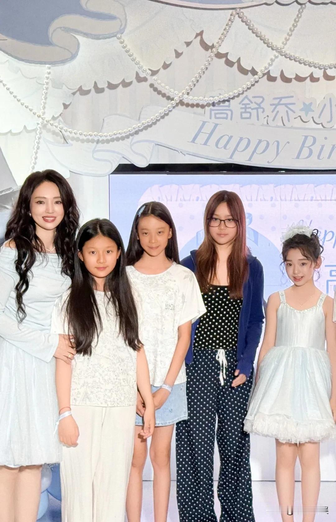 贾乃亮女儿甜馨这身高亮眼了啊，看她参加小酒窝的生日派对，一阵不见的她，感觉就成了