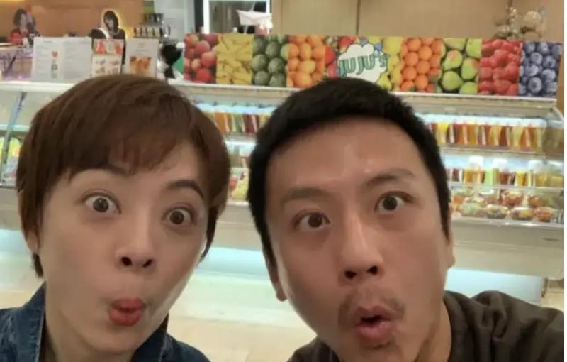 两人过日子，真能过成一张脸。
不是长得像，是笑起来一个样，皱眉一个调，连眼神都沾