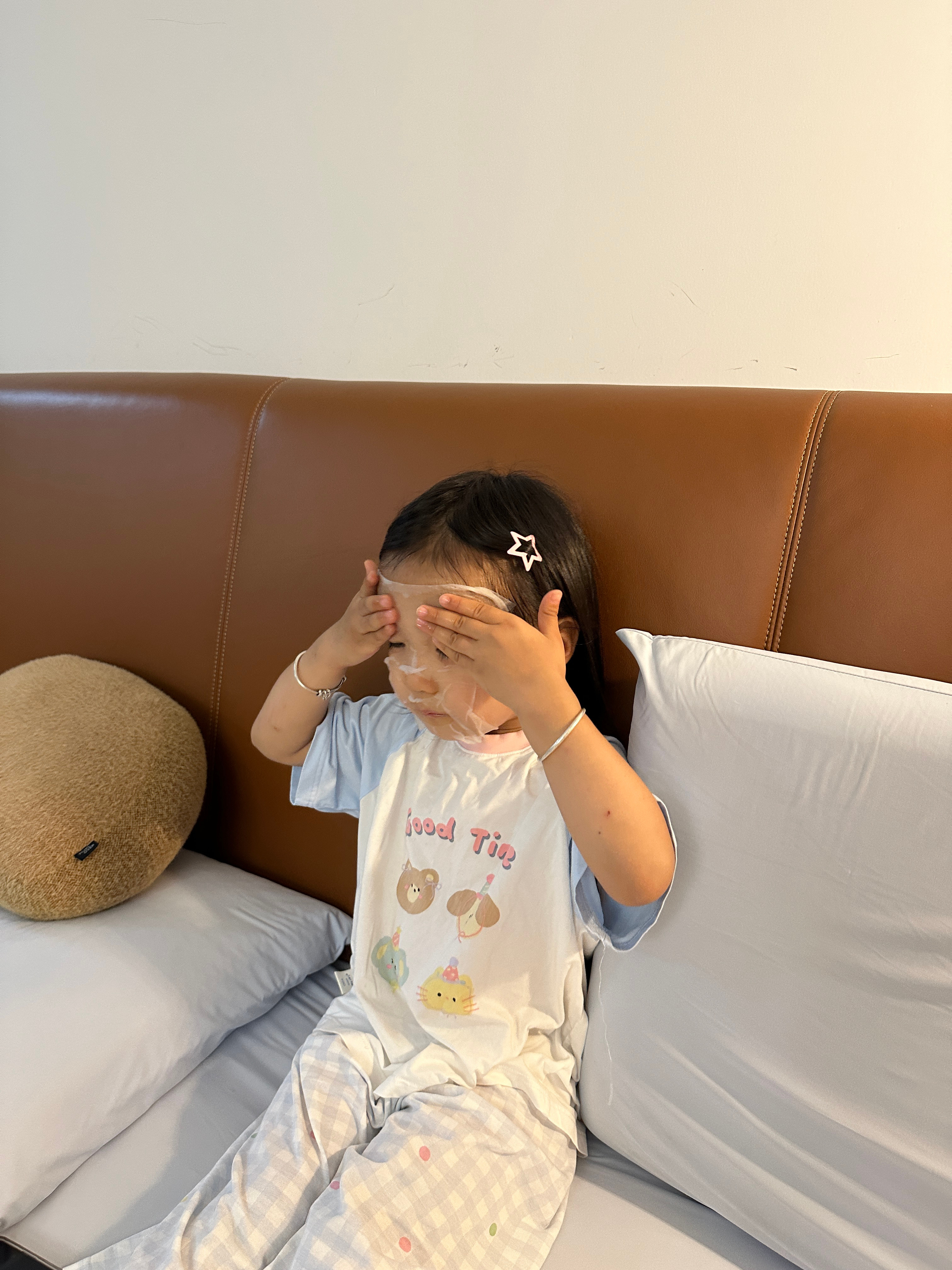 女孩子果然天生爱美 之前看我贴面膜一直和我说“妈妈我也想要贴”买了小朋友面膜 给