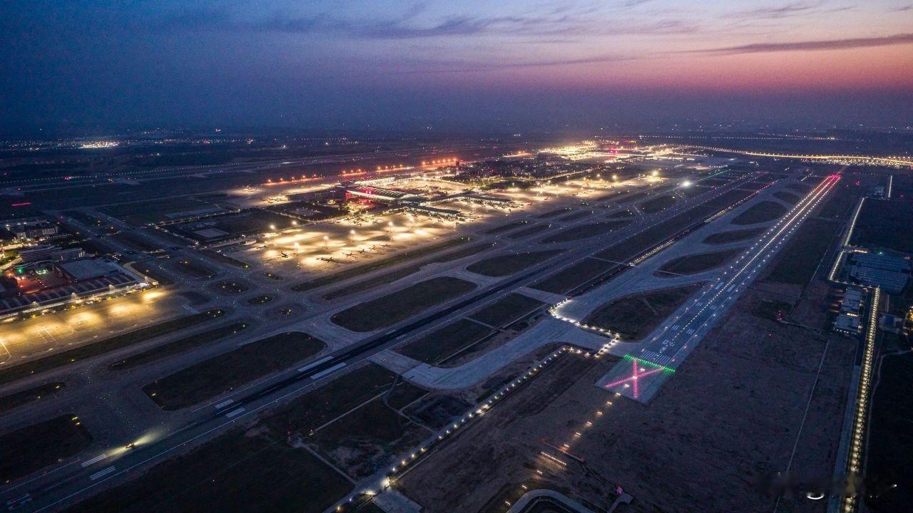 调试亮灯阶段的机场三期扩建南二跑道，西安机场即将启用第三条跑道运行，而后向四跑时