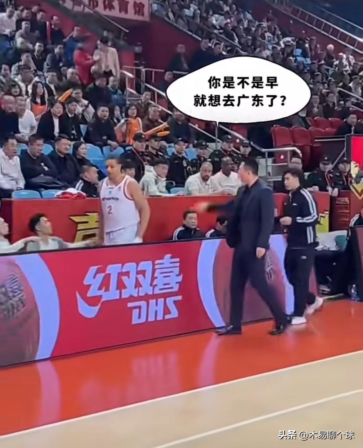 杜锋到底怎么了？别再苛责杜锋了！
3月31日晚间，广东男篮主场以101比92战胜