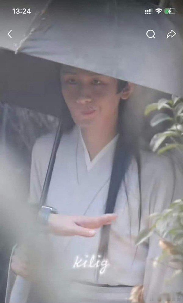 五官像随机组合的一样。。 