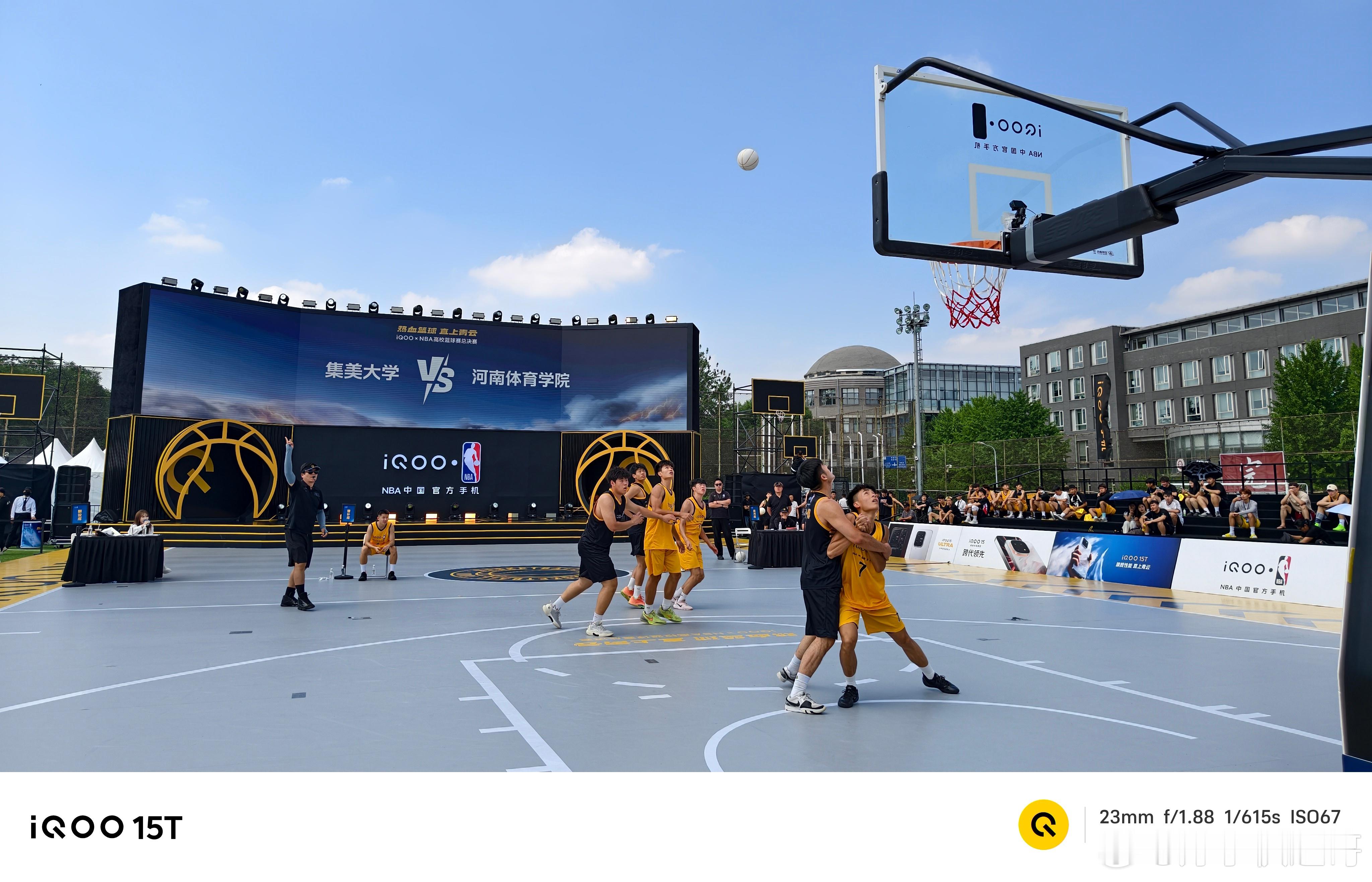 iQOOxNBA高校篮球赛17支高校队杀出来的队伍果然不一样，球员个个身材挺拔，