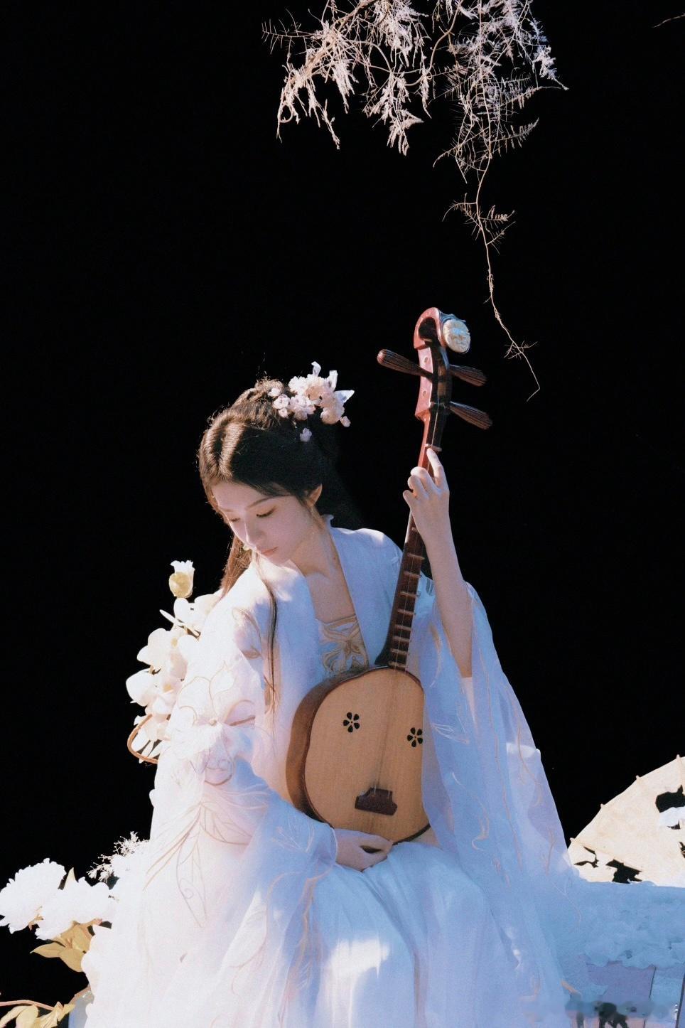刘梦芮盲猜是朱山尽镜头下的刘梦芮，破碎感好强❄️❄️ ​​​