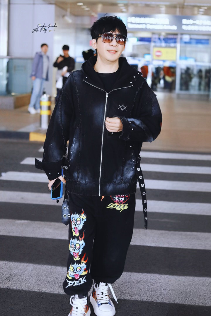 大张伟邀你做快乐的大好儿童大张伟演唱会绽放人生礼花不必时刻坚强，不必事事稳重。在