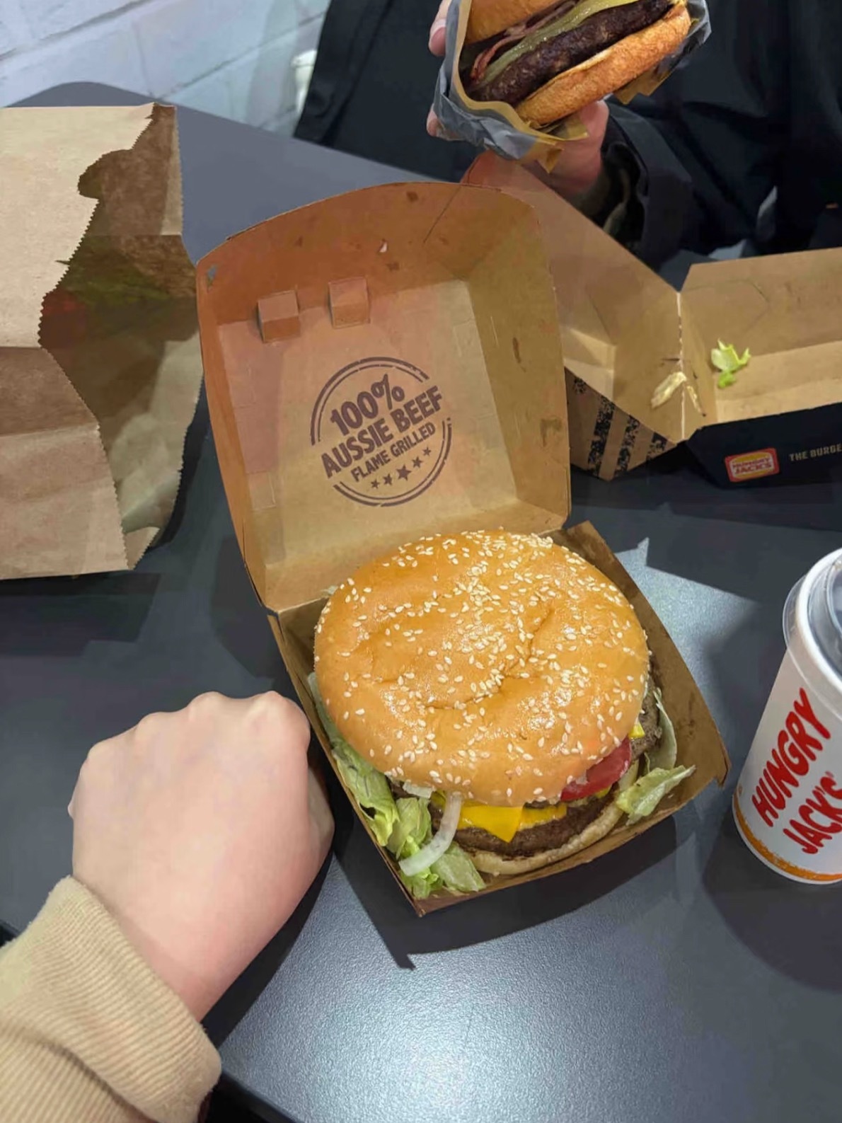 怪不得麦当劳是减肥餐麦当劳的汉堡确实变小了，以前吃一个加点小食就饱了，现在要吃两