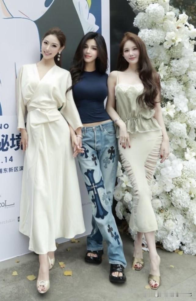 三位美女的同框，一个个都是有气质的，第一眼的美女是中间穿蓝色短袖这个美女，她搭配