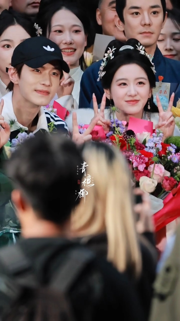 《窈窕有期》今日杀青！开始燥候萧靖西和任瑶期何与包上恩杀青合照何与包上恩窈窕有期