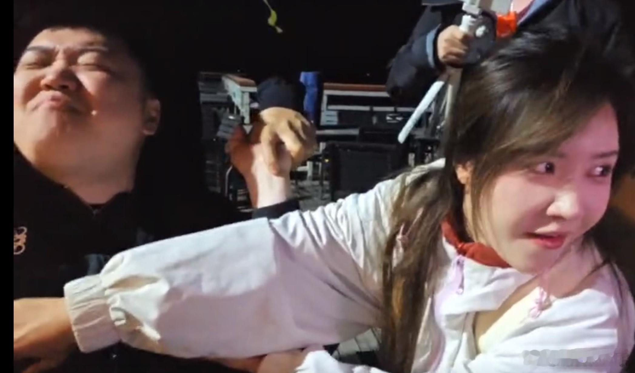 谢彬：我全身最敏感就是这两个头ququ：都一样，男人敏感就三个头，我们都一样do