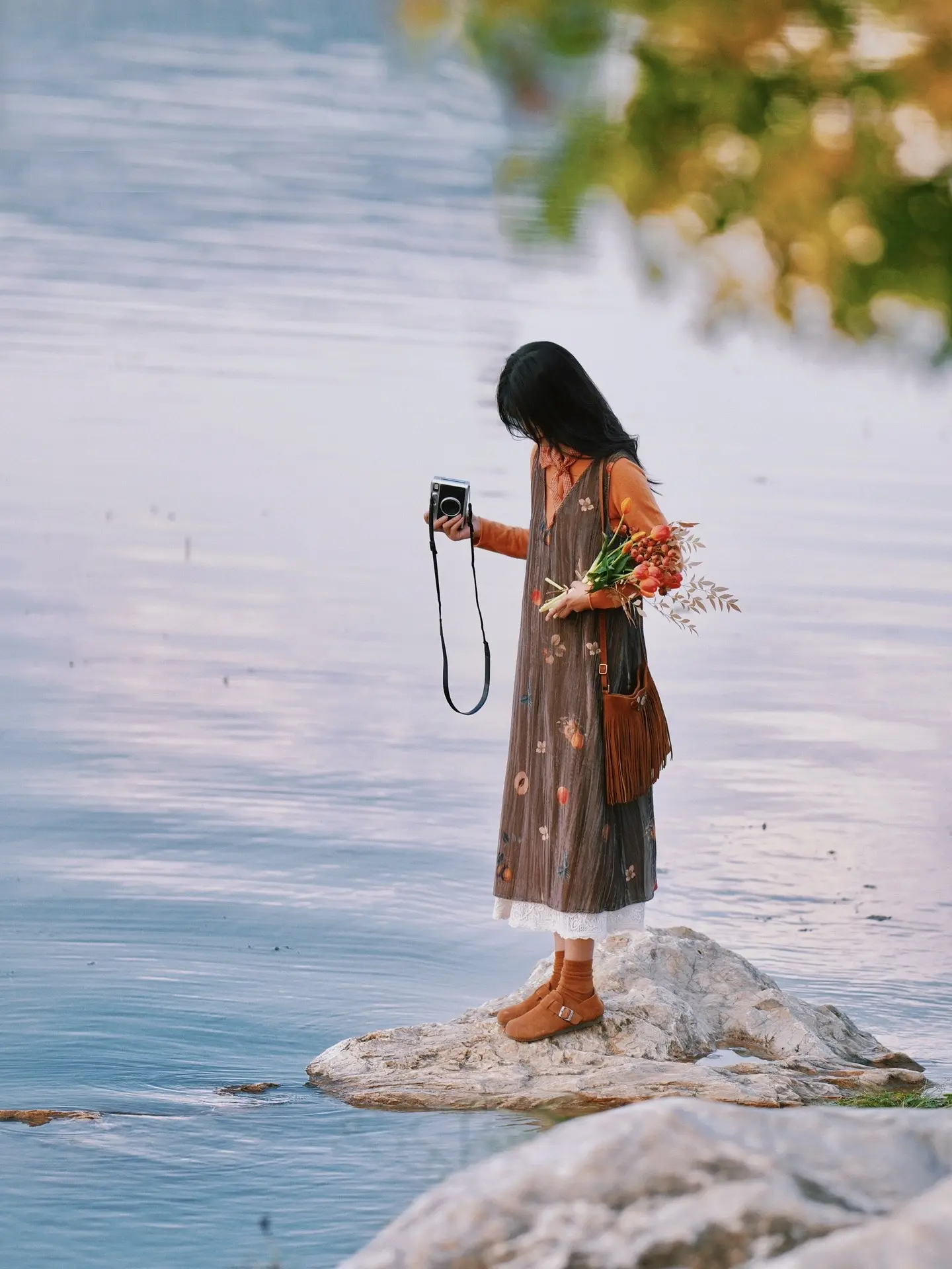 用镜头记录秋日色彩｜文艺电影感拍照。红枫树下的蓝色湖面🌊 日落时分倒...