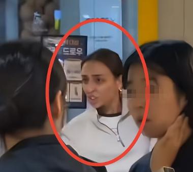 白人女性在韩国商场“辱华”，被中国女生暴揍，韩国网友呼吁：取消中国签证。

9月