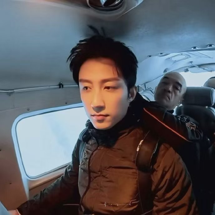 又被黄景瑜冷脸帅到了 家人们冲呀！黄景瑜机舱准备跳伞的冷脸，帅到让我原地封神成传