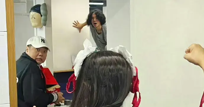 周星驰cos哪吒：身披“混天绫”，带着“乾坤圈”！