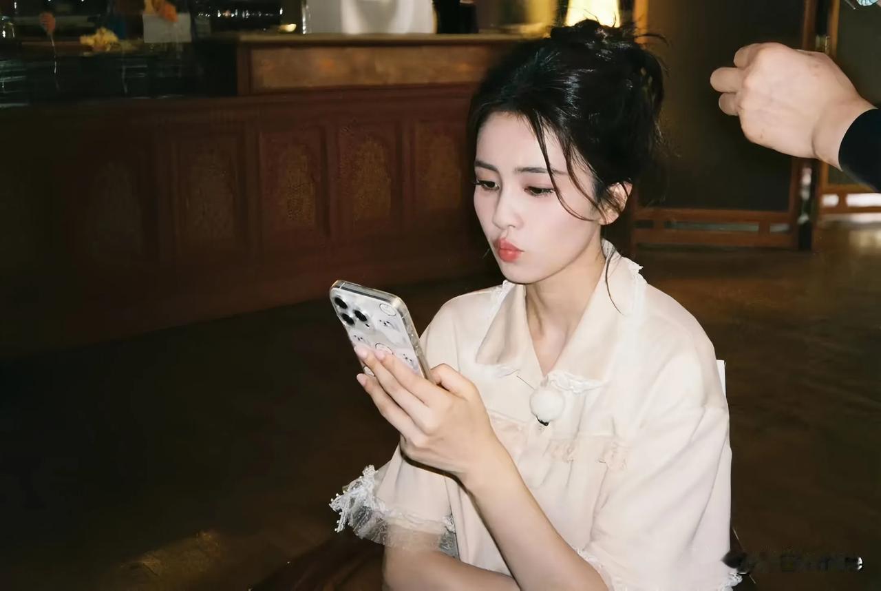 最近于正辟谣白鹿和许凯到期不续的传闻，但网友却纷纷猜测两人已不在欢娱的“容身之地