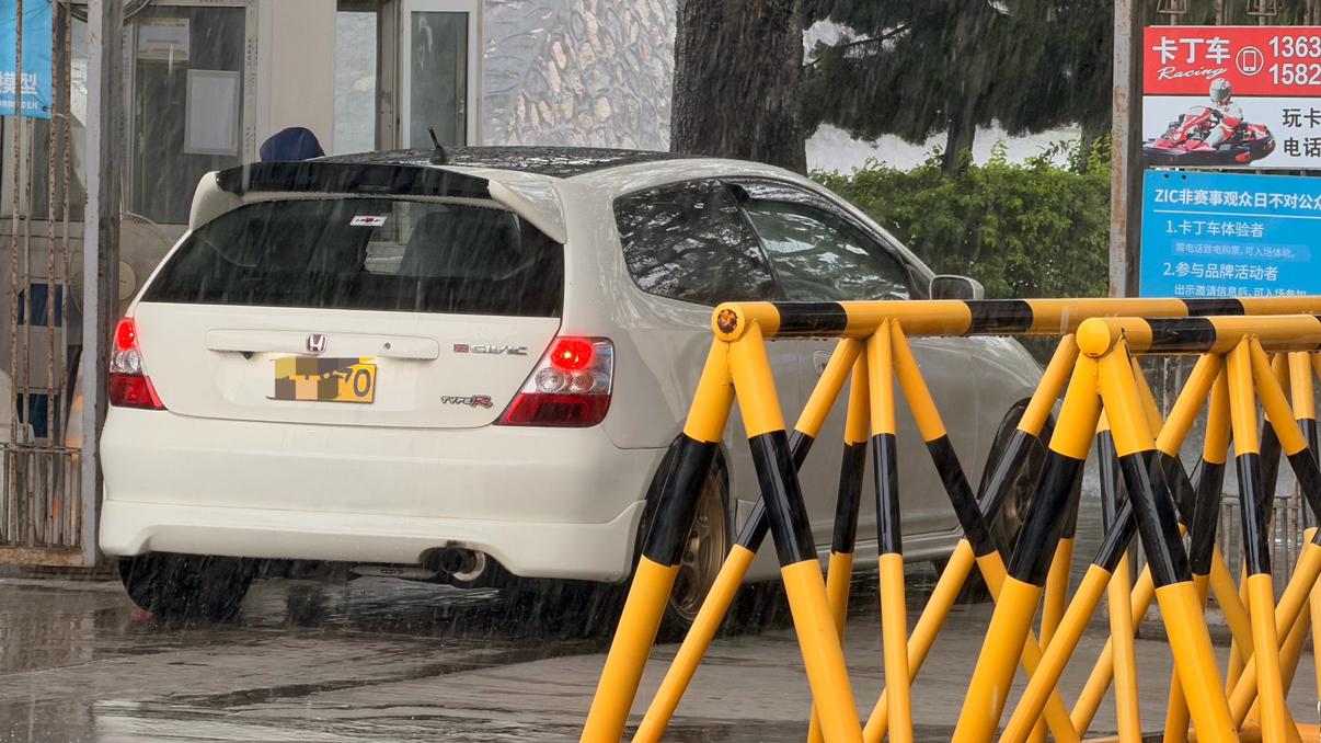 这是很少人会记住的一代Civic Type-R
它的前一代和下一代都没人不晓得