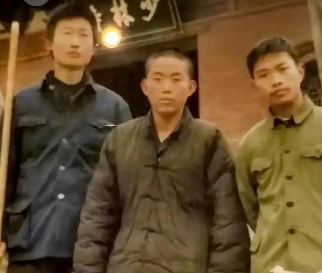 一张旧照里的落差：从嵩山脚下的“小乞丐”到阶下囚
 
这张泛黄的旧照片里，少年释