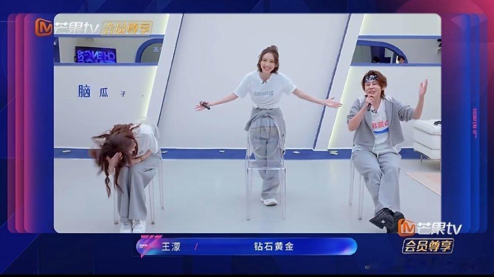 李小冉试图混过歌词 李小冉真的太可爱了哈哈哈！浪姐练歌时，自己失忆没记住歌词，小